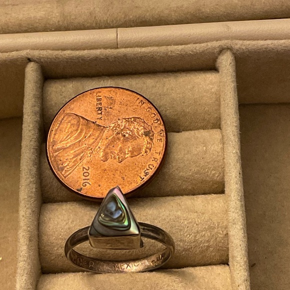 Mexico Sterling Silver Triangular Abalone Shell Ring - Picture 4 of 5